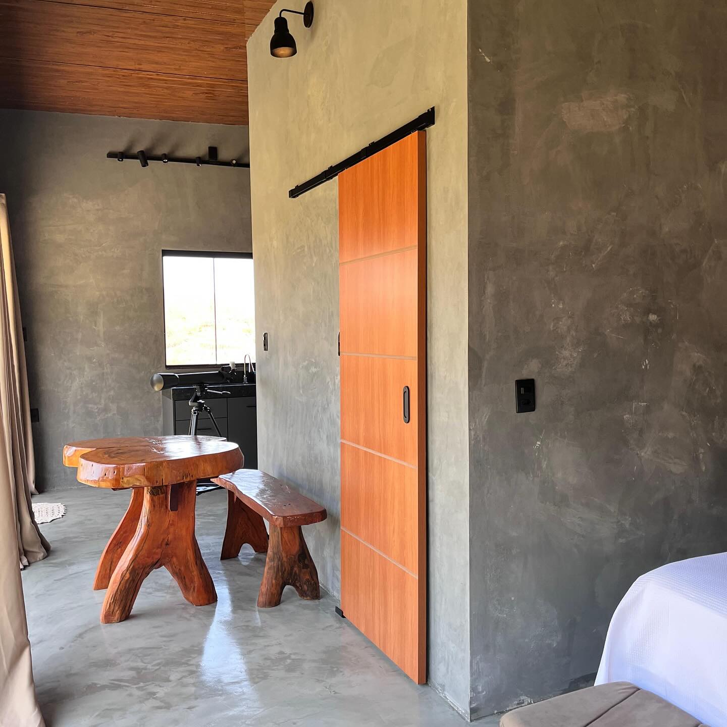 Interior aconchegante da cabana