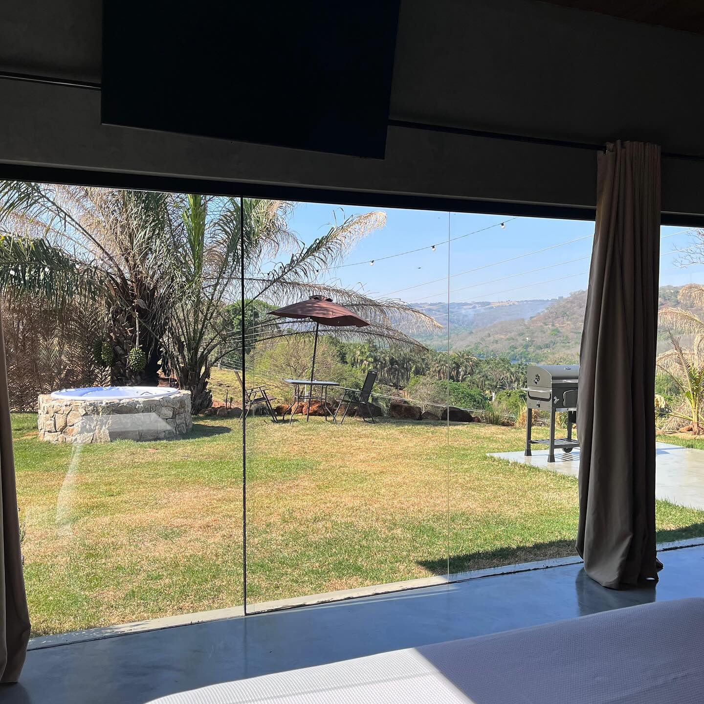 Vista de dentro da cabana para o vale